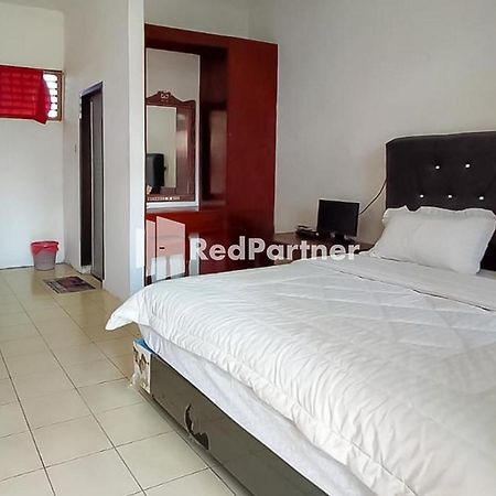 Bernard Guest House & Resto Redpartner Ambarita Buitenkant foto