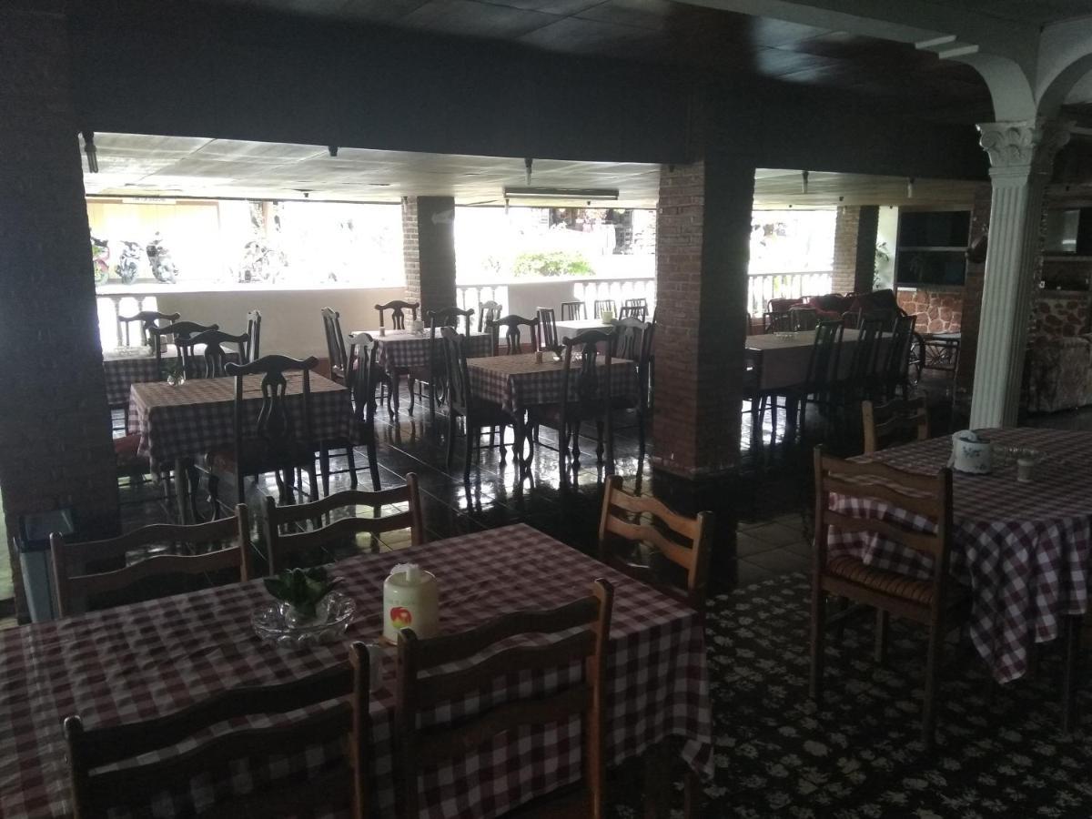 Bernard Guest House & Resto Redpartner Ambarita Buitenkant foto