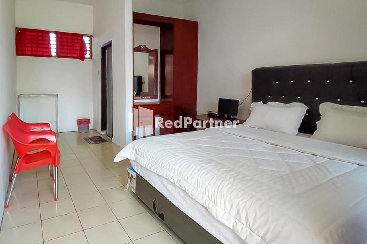 Bernard Guest House & Resto Redpartner Ambarita Buitenkant foto