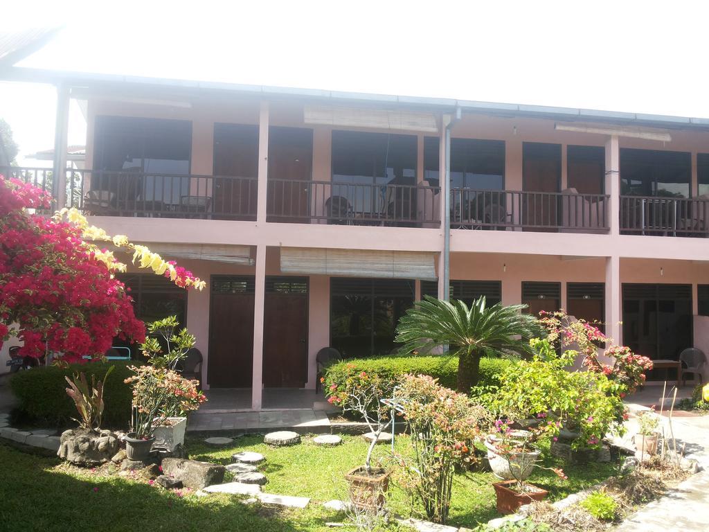 Bernard Guest House & Resto Redpartner Ambarita Buitenkant foto