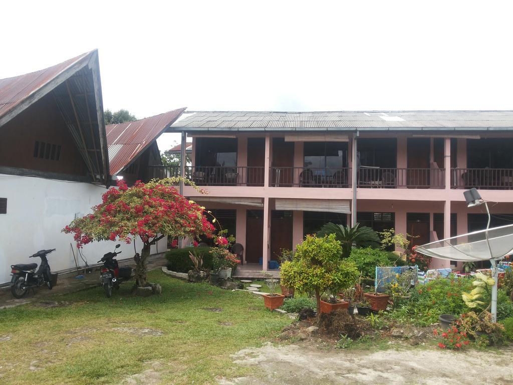 Bernard Guest House & Resto Redpartner Ambarita Buitenkant foto